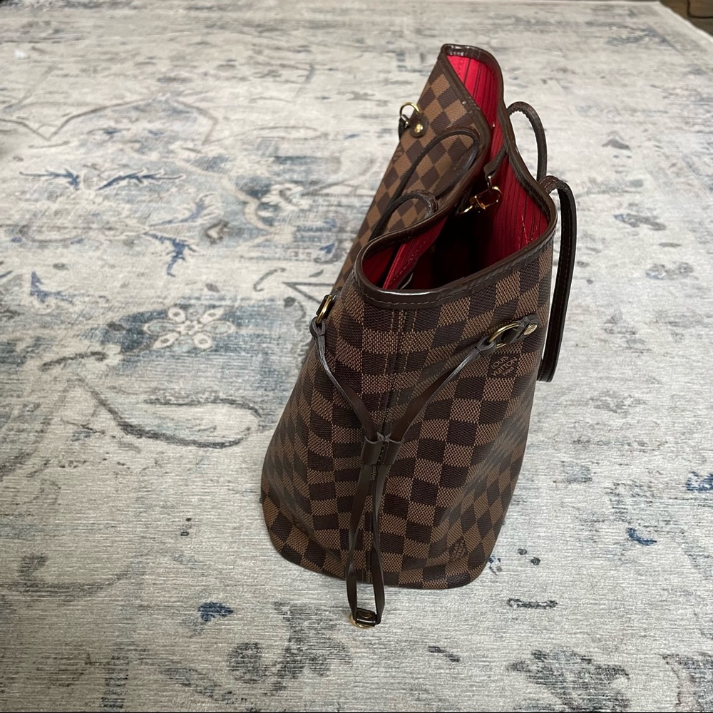 Louis Vuitton Neverfull Bag - Picture 5 of 11
